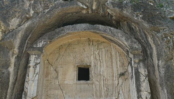 Güzelce Kız (Aynalı Mağara Efsanesi)