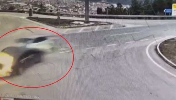 Amasya’da iki otomobilin çarpıştığı birinin yandığı kaza kamerada; 2 yaralı