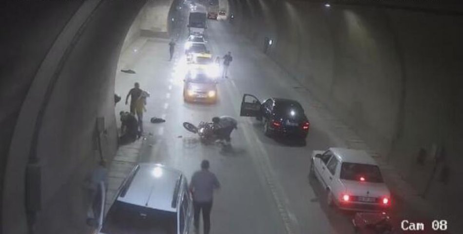 Motosiklet İle Otomobil Çarpıştı: Baba Ve Oğlu Yaralandı 