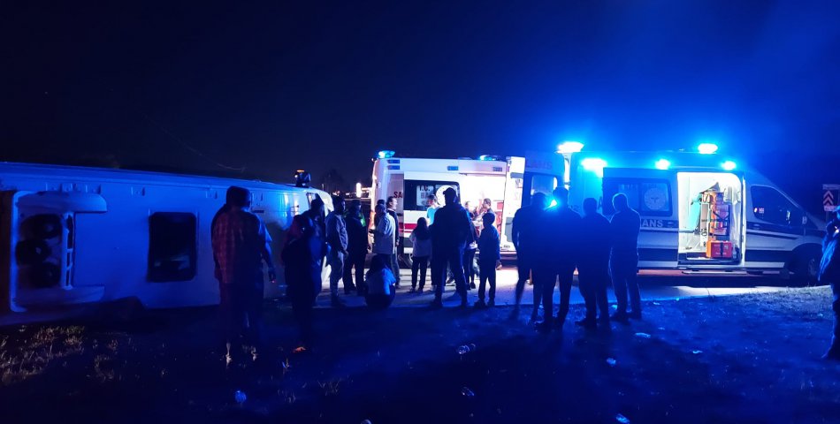 Minibüs İle Otomobil Çarpıştı: 14 Yaralı