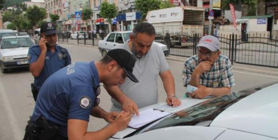 10 Bin TL’yi Düşürdü, Polisten Teslim Aldı