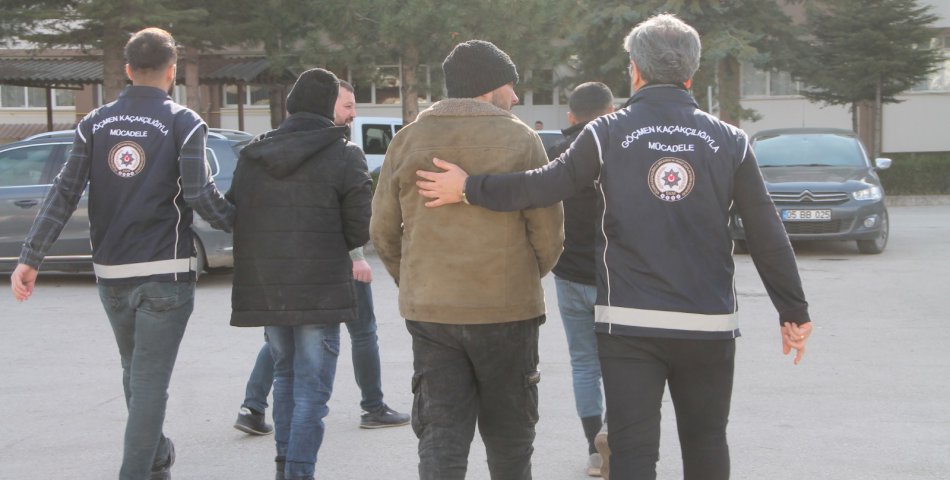 Kaçak göçmenleri taşıyan TIR sürücüsü tutuklandı