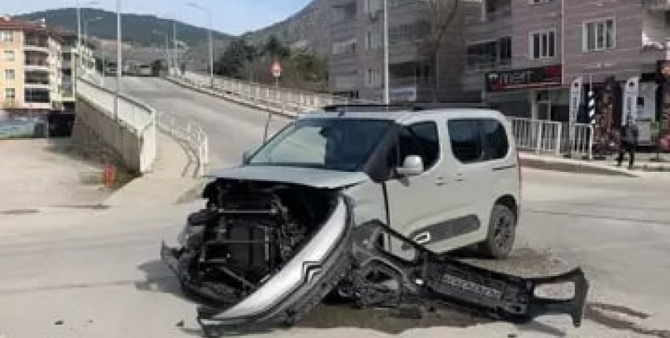 Otomobil ile hafif ticari araç çarpıştı: 2 yaralı
