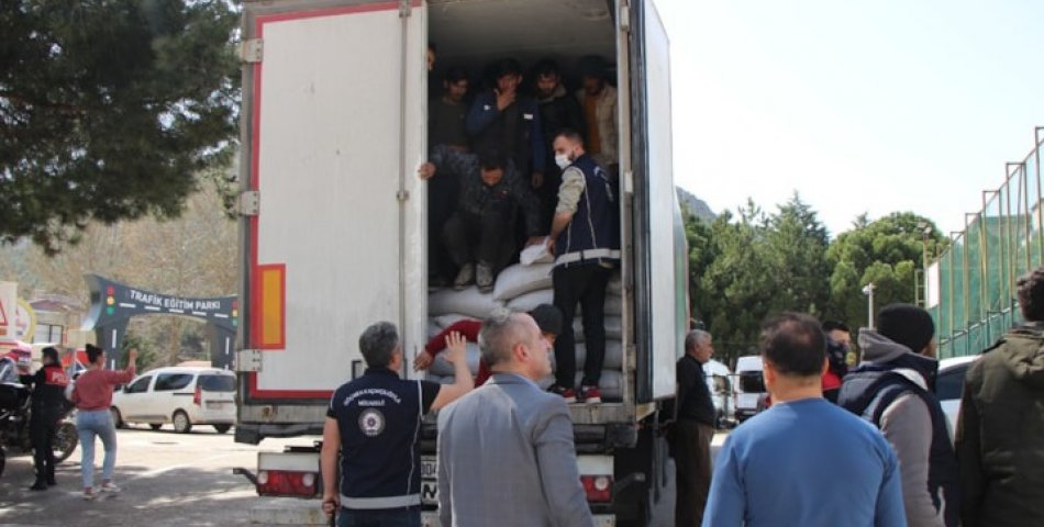 Mercimek yüklü TIR'ın dorsesinden kaçak göçmen çıktı