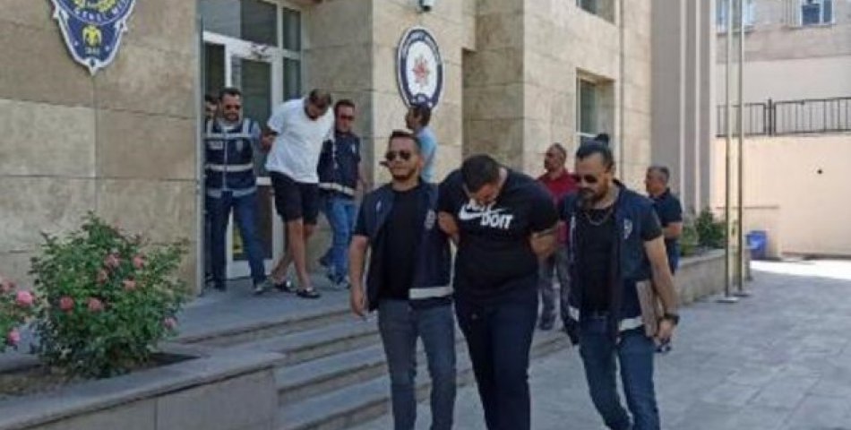 Kendilerini Avukat Olarak Tanıtıp, 9 Kişiyi Dolandırdılar