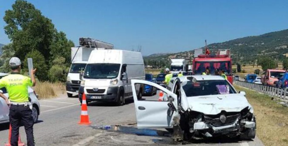 Otomobil bariyere çarptı: 1 kişi öldü, 4 kişi yaralandı