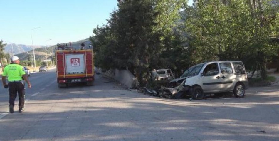 Hafif ticari araç beton bariyere çarptı: 3 yaralı