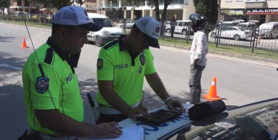 Dron ile kırmızı ışıkta geçtiği tespit edilen sürücüye ceza kesildi