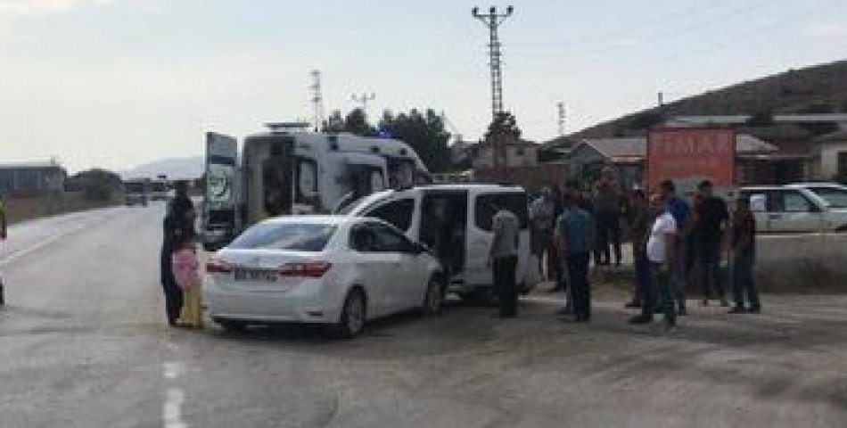 Otomobil ile hafif ticari araç çarpıştı: 3 yaralı