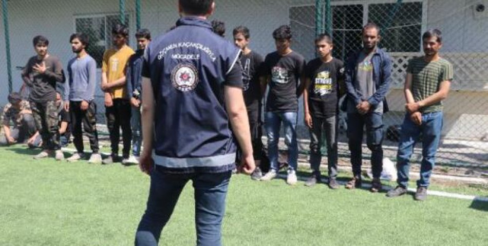 Amasya’da tır dorsesinden 39 kaçak göçmen çıktı