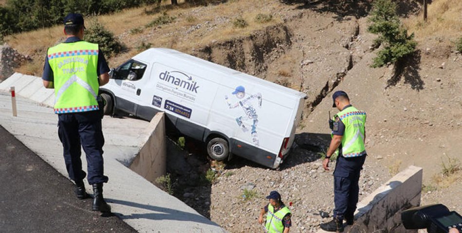 Amasya’da devrilen hafif ticari aracın sürücüsü yaralandı