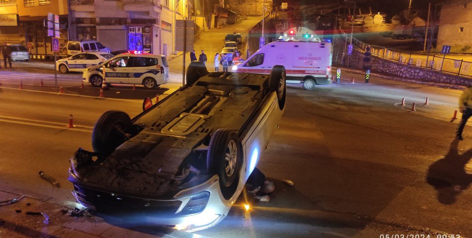Hatalı sollama yapan sürücünün karıştığı kaza kamerada