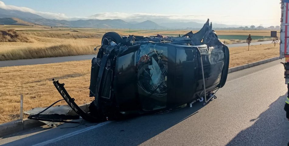 Hafif ticari araç ile arpa yüklü traktör çarpıştı: 1 ölü, 4 yaralı