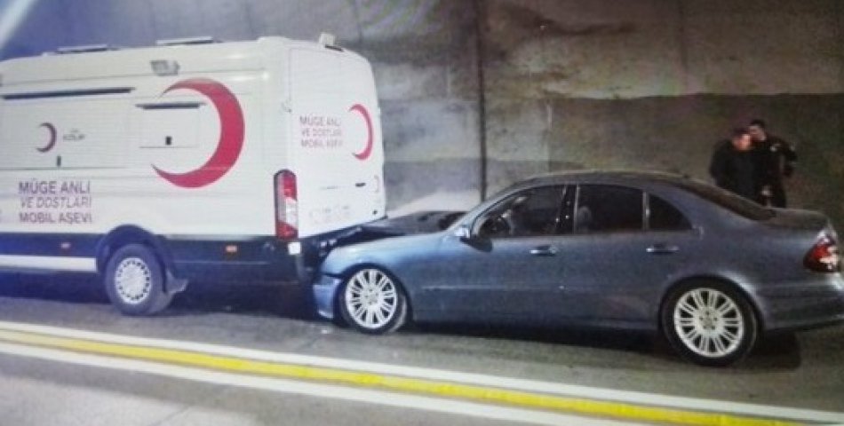 Otomobil tünelde minibüse arkadan çarptı: 4 yaralı; o anlar kamerada