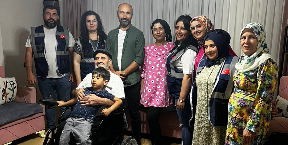 Zeki amcanın yüzünü Dost Eli derneği güldürdü