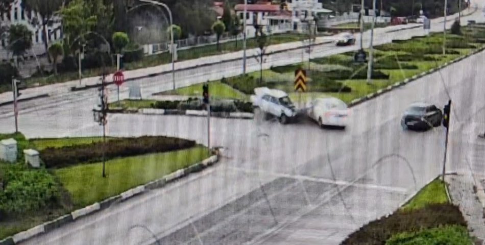 Amasya'da iki aracın karıştığı kaza kamerada