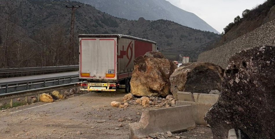 Amasya’da karayoluna büyük kaya parçaları düştü