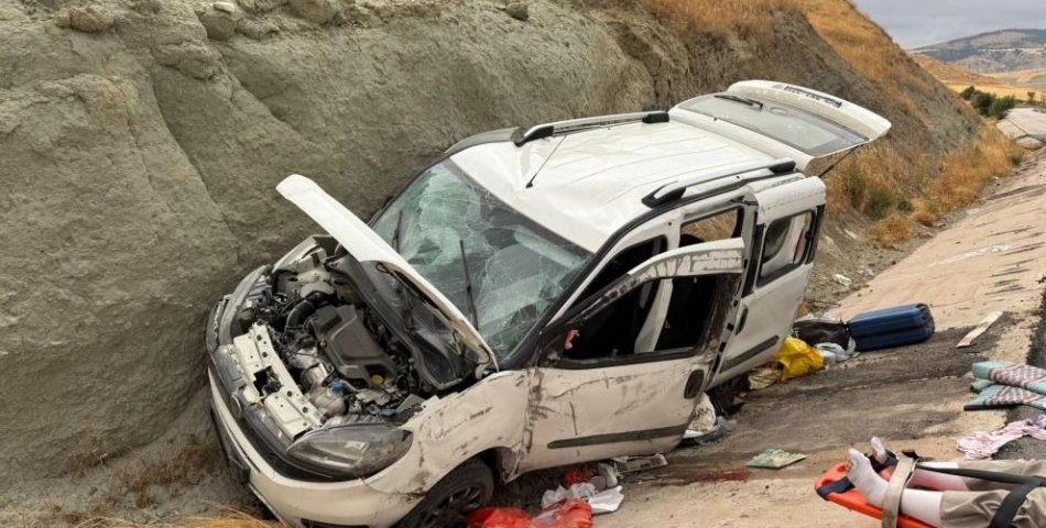 Yoldan çıkan araç toprak yığınına çarptı: 4 yaralı