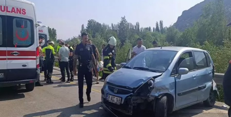 Bariyerlere çarpan otomobildeki 4 kişi yaralandı