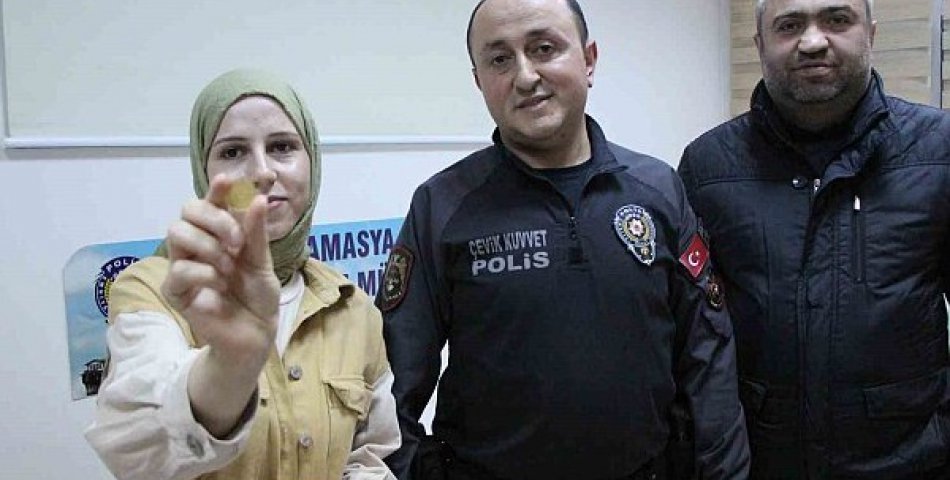Polis izinli gününde bulduğu yarım altını sahibine teslim etti