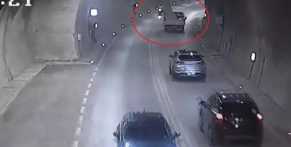 Kamyonetten çatı sacı düştü, karşı şeritteki motosiklet devrildi; o anlar kamerada