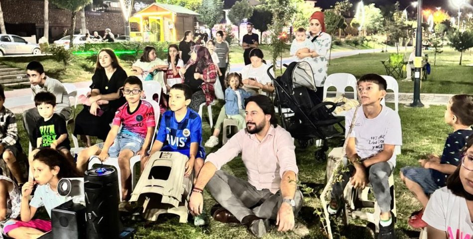 Çocuklar, 80'li yılların açık hava sinema keyfini yaşadı