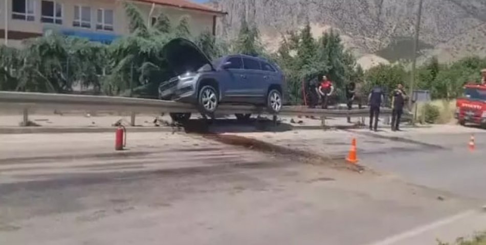 Bariyerde asılı kalan otomobildeki 1 kişi yaralandı