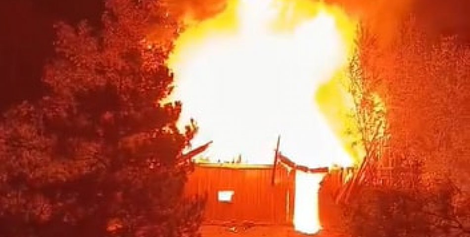 Bağ evi tamamen yandı