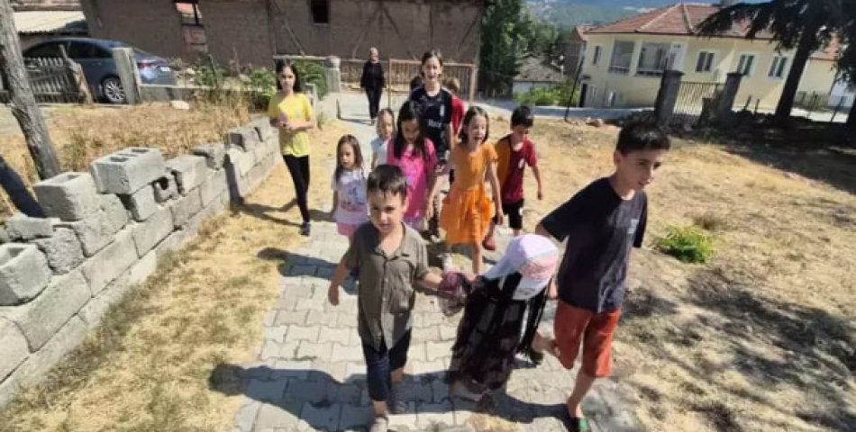 Minikler yağmur duasına çıktı