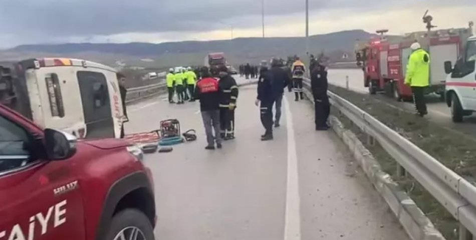 Kargo minibüsü devrildi: 1 ölü