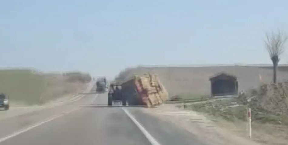 Saman balyası yüklenen traktörün römorku devrildi; o anlar kamerada