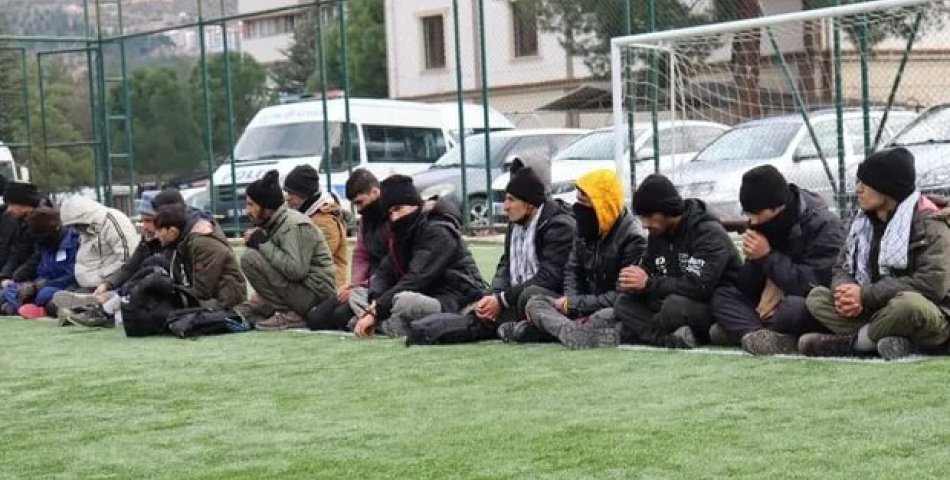 TIR Dorsesinden 24 kaçak göçmen çıktı