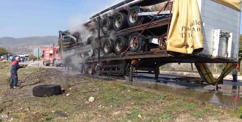 Seyir halindeki TIR’ın dorsesi yandı