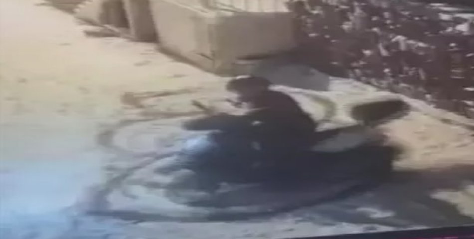 Karın üstünde motosiklet ile drift attı