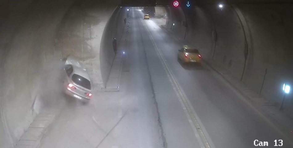 Direksiyon Hâkimiyetini Kaybetti, Tünelin Duvarına Çarptı