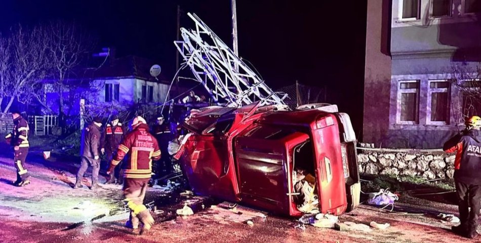 Kamyonet yüksek gerilim hattı direğine çarptı: Sürücü ağır yaralandı