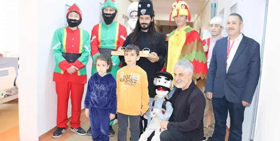 Hastanede yatan çocuklara bayram sürprizi
