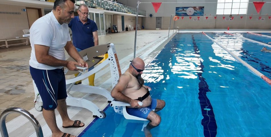 Havuz asansörü ile engeller ortadan kalktı