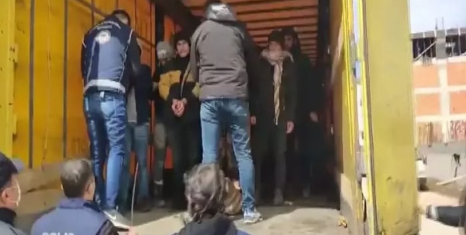 TIR’ın dorsesinden 10 kaçak göçmen çıktı; 1 gözaltı