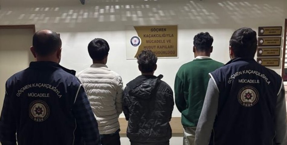 Otomobilden 3 kaçak göçmen çıktı