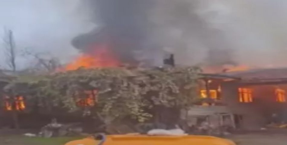 Tek katlı ev alev alev yandı