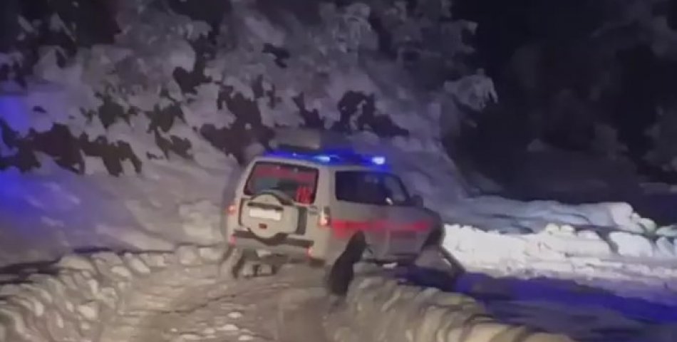 Karda mahsur kalan hasta, paletli ambulansla hastaneye ulaştırıldı