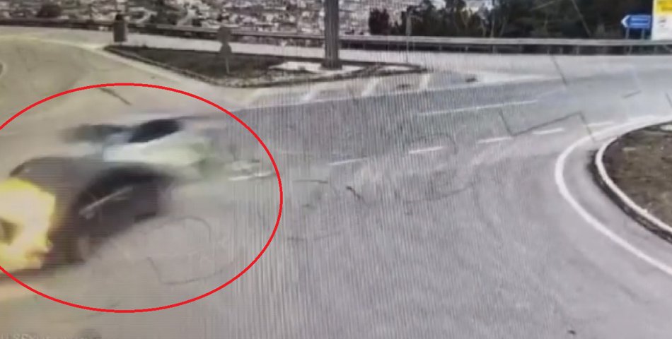 Amasya’da iki otomobilin çarpıştığı birinin yandığı kaza kamerada; 2 yaralı