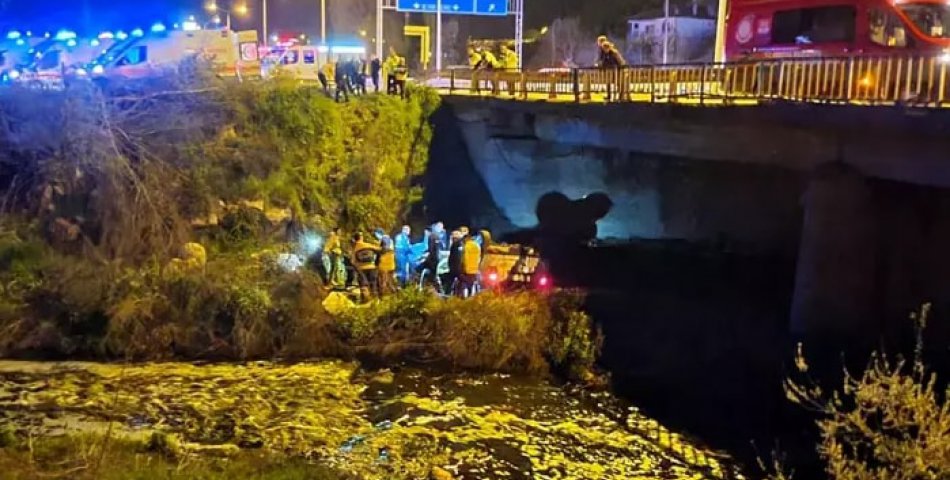 Tersakan çayına düşen otomobildeki 5 kişi yaralandı