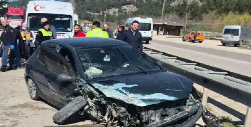 Otomobil ile kamyonet çarpıştı: 3 yaralı