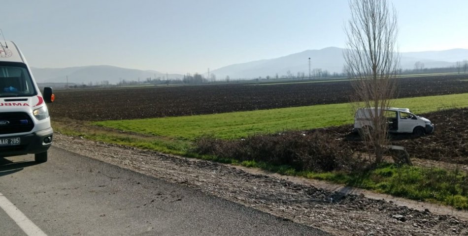 Panelvan tarlaya uçtu: 8 yaralı