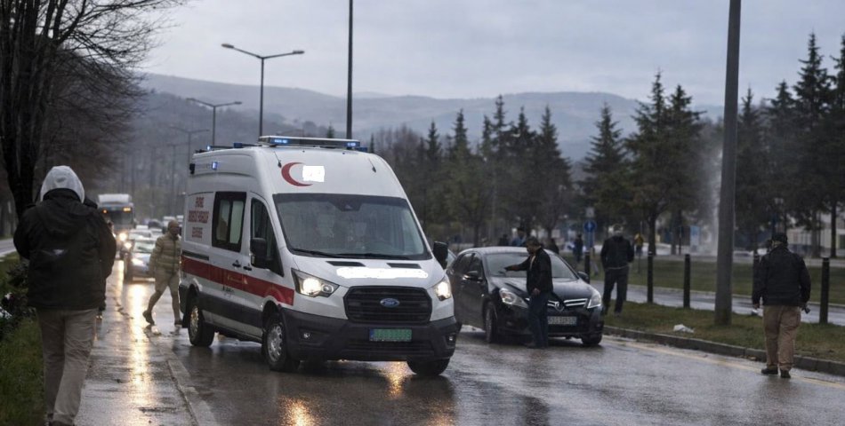 Elektrikli bisiklete otomobil çarptı: 1 yaralı