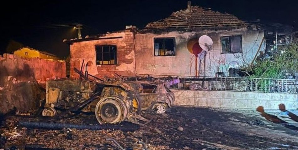Köy evinde çıkan yangında otomobil ve traktör kullanılmaz hale geldi