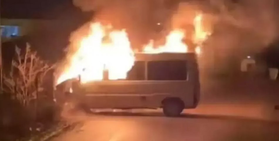 Seyir halindeki minibüs yandı