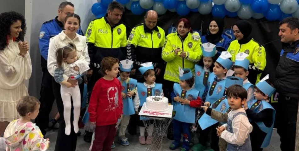 Miniklerden polislere pastalı kutlama